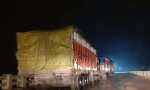 उत्तर प्रदेश की सड़कों पर रातदिन दौड़ रहे रामपुर खदान के वाहन