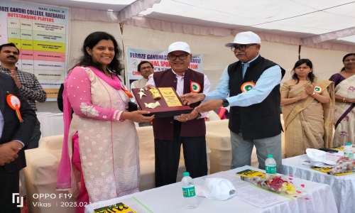 जिलाधिकारी ने खेलकूद समारोह में विजयी खिलाड़ियों को मेडल एवं पुरस्कार प्रदान कर किया सम्मानित