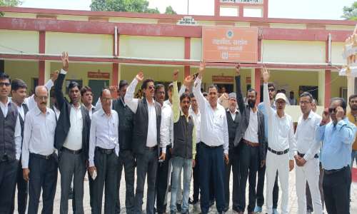तहसील प्रशासन के खिलाफ अधिवक्ताओं ने किया नारेबाजी