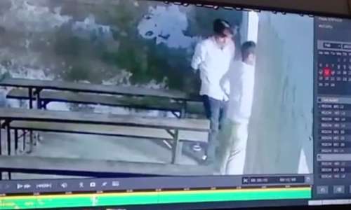 परीक्षा केंद्र में लगें CCTV कैमरे को छात्रों ने किया पार