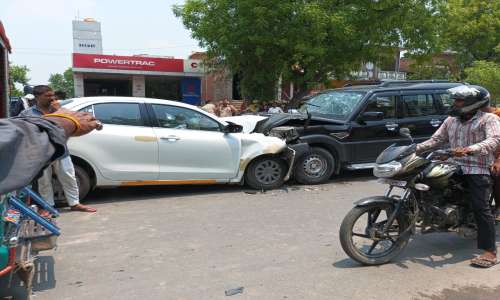 ऊंचाहार में भीषण सड़क हादसा दो कारों की टक्कर में 10 लोग घायल