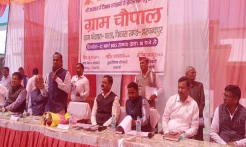 नोडल अधिकारी ने ग्राम चौपाल में विभिन्न योजनाओं के लाभार्थियों को किया लाभान्वित