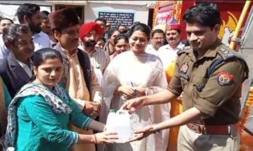 डीएम व एसपी ने महाकुंभ के पवित्र गंगाजल के वितरण का किया शुभारंभ